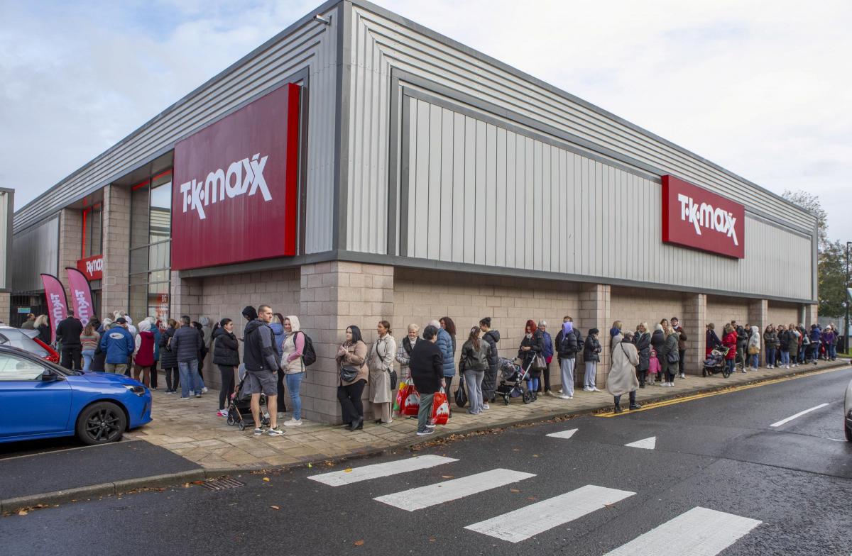 Dunfermline: Crowds gather at TK Maxx for grand opening